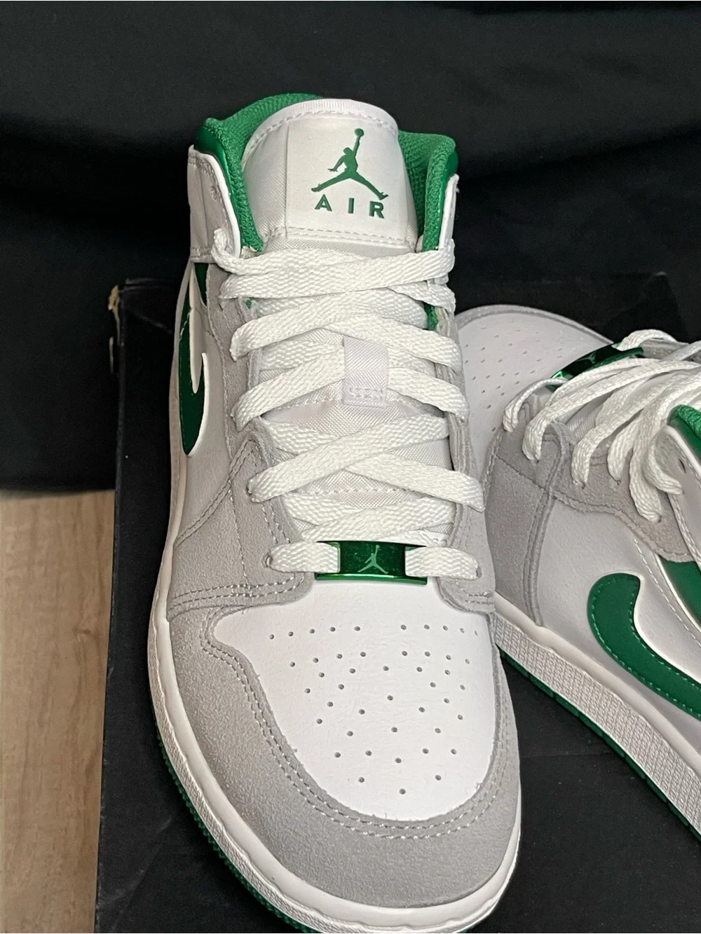 Air Jordan 1 Mid SE Pine Green Smoke Grey 5.5Y / Women’s 7 NEW